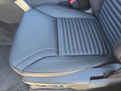 New 2026 Land Rover Discovery S image 31