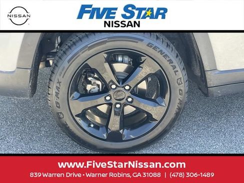 Used 2022 Jeep Grand Cherokee Altitude AWD/4WD image 7