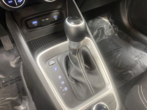 Used 2025 Hyundai Venue SEL FWD image 21