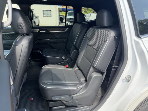 Used 2024 GMC Acadia Denali w/ Super Cruise Package FWD image 12