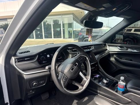 Used 2023 Jeep Grand Cherokee Altitude AWD/4WD image 12