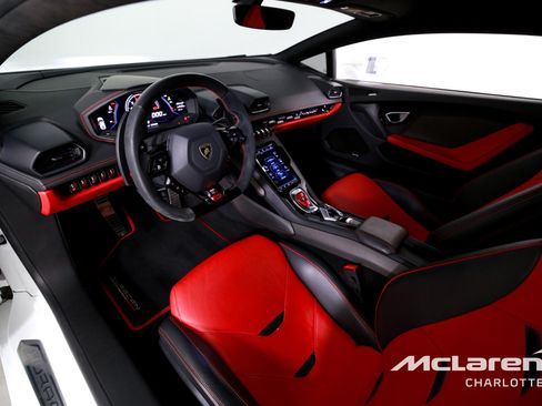 Used 2020 Lamborghini Huracan EVO image 12