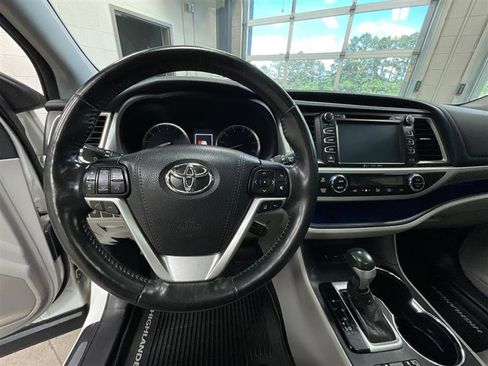 Used 2017 Toyota Highlander Limited Platinum AWD/4WD image 15