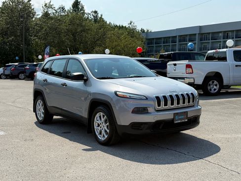 Used 2014 Jeep Cherokee Sport FWD image 3