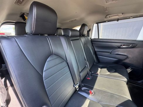 Used 2021 Toyota Highlander XLE AWD/4WD image 35