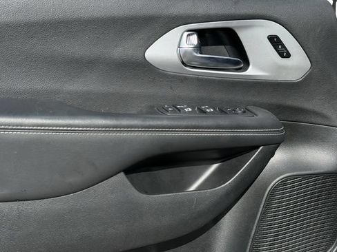 Used 2025 Chrysler Pacifica Limited FWD image 25