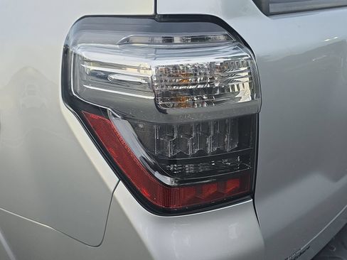 Used 2018 Toyota 4Runner TRD Off-Road Premium AWD/4WD image 32