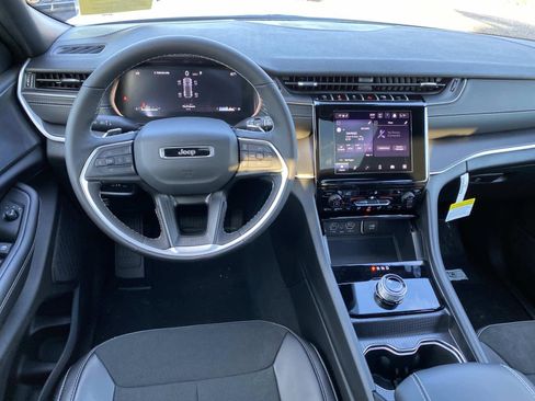 New 2025 Jeep Grand Cherokee Laredo image 9