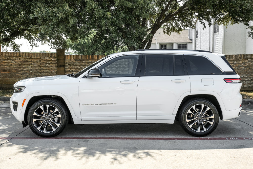 Used 2022 Jeep Grand Cherokee Overland w/ Luxury Tech Group IV AWD/4WD image 21