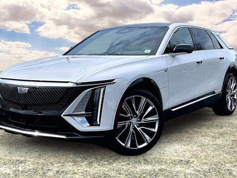 Certified 2024 Cadillac Lyriq Luxury AWD/4WD image 3