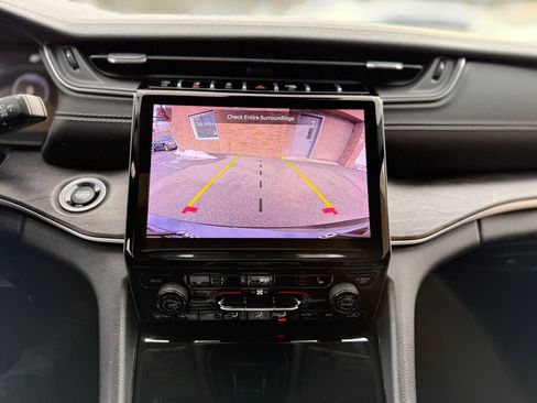 Used 2022 Jeep Grand Cherokee Limited image 30