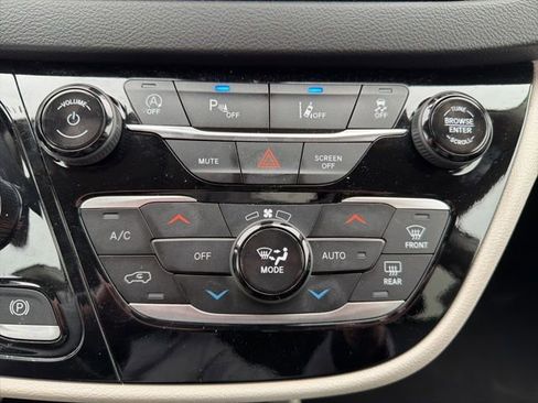 Used 2024 Chrysler Pacifica Touring-L image 29