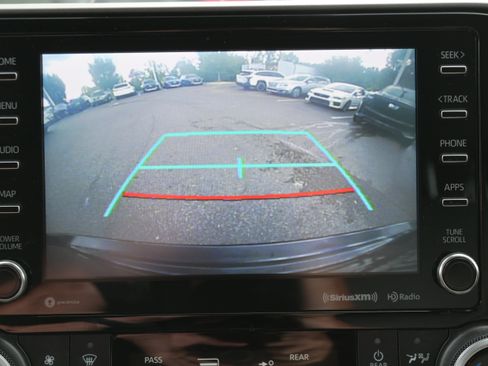 Used 2021 Toyota Highlander XLE FWD image 25