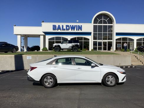 Used 2025 Hyundai Elantra SE FWD image 8