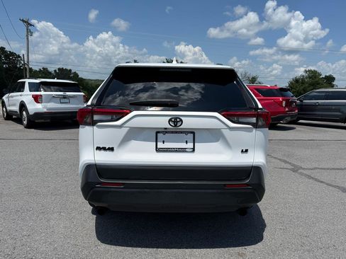 Used 2021 Toyota RAV4 LE FWD image 5
