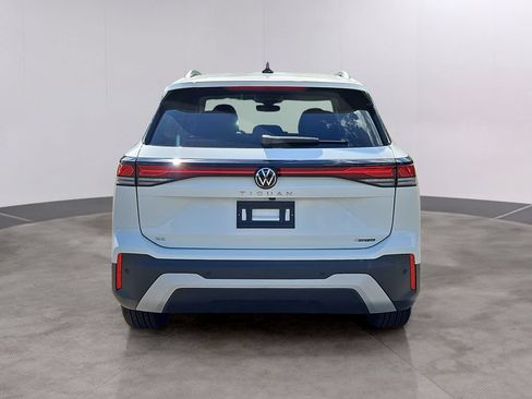 Used 2025 Volkswagen Tiguan SE w/ Panoramic Sunroof Package AWD/4WD image 5
