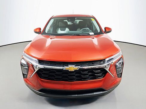 Used 2024 Chevrolet Trax LS w/ LS Convenience Package FWD image 2