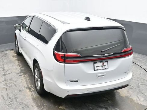Used 2023 Chrysler Pacifica Touring-L image 20