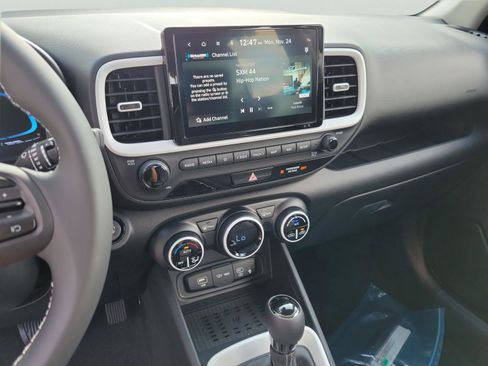 Used 2025 Hyundai Venue Limited FWD image 26