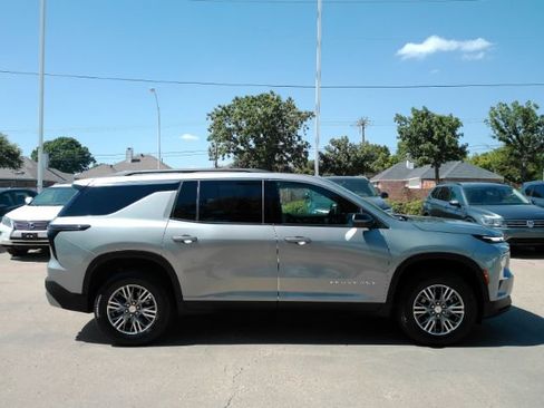 Used 2026 Chevrolet Traverse LT FWD image 5