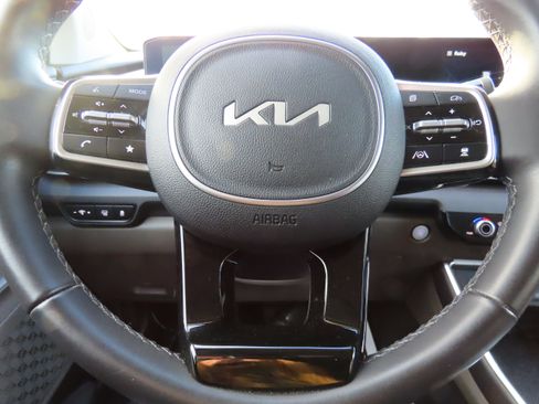Used 2025 Kia Carnival EX image 28