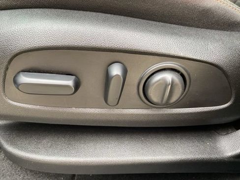 Used 2018 Chevrolet Equinox LT FWD image 28