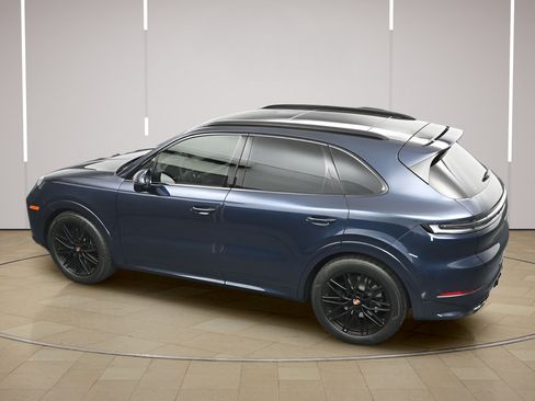Certified 2026 Porsche Cayenne GTS AWD/4WD image 36