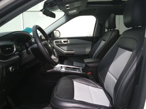 Used 2023 Ford Explorer XLT w/ XLT Sport Appearance Package image 17