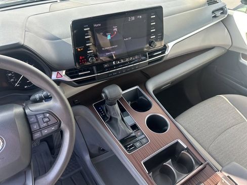 Used 2024 Toyota Sienna LE image 32