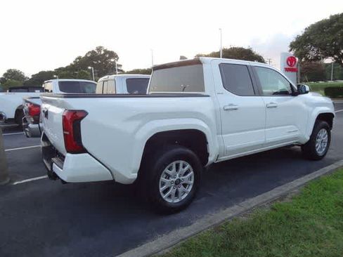 Used 2025 Toyota Tacoma SR5 AWD/4WD image 7