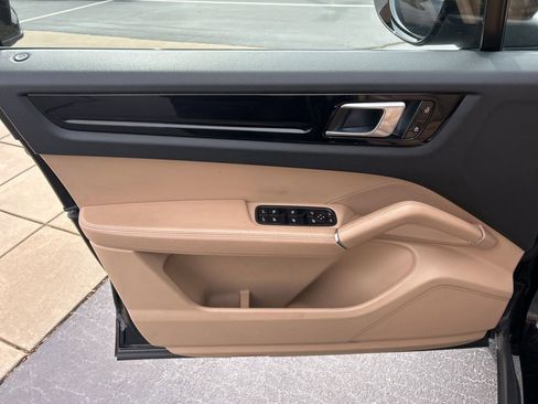 Used 2019 Porsche Cayenne Base image 3
