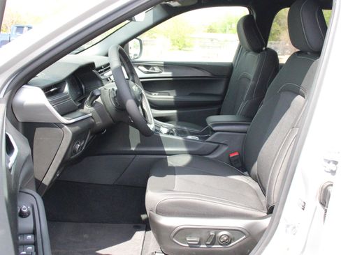 New 2026 Jeep Grand Cherokee Laredo AWD/4WD image 3