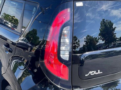 Used 2016 Kia Soul + FWD image 29