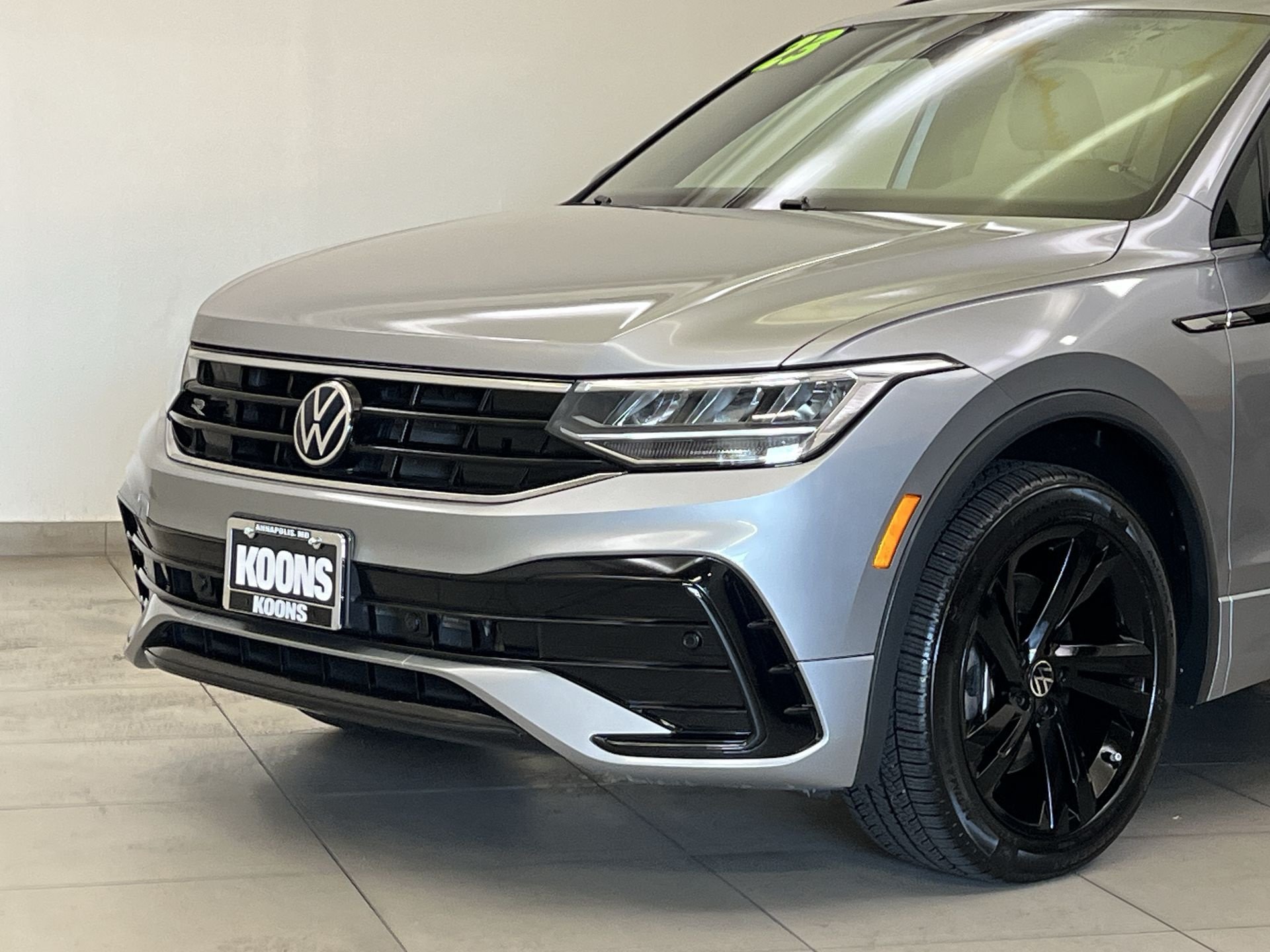 Used 2023 Volkswagen Tiguan SE R-Line FWD image 29