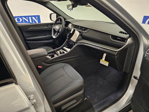 New 2025 Jeep Grand Cherokee L Altitude image 31