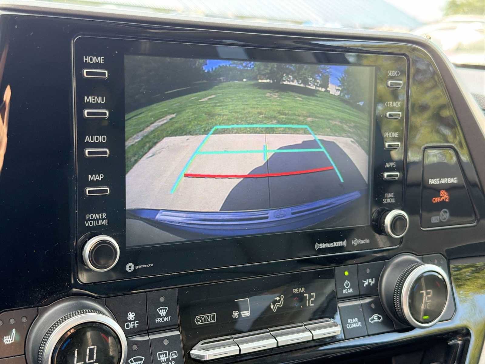 Used 2020 Toyota Highlander XLE AWD/4WD image 24