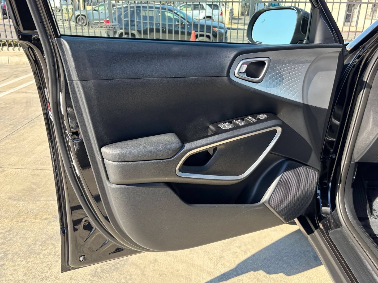 Used 2025 Kia Soul LX w/ LX Technology Package FWD image 18