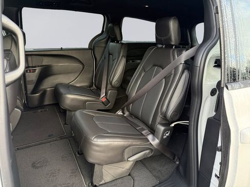 New 2026 Chrysler Pacifica Select FWD image 16