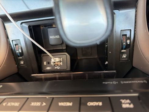 Used 2022 Lexus GX 460 Premium w/ Premium Package image 22