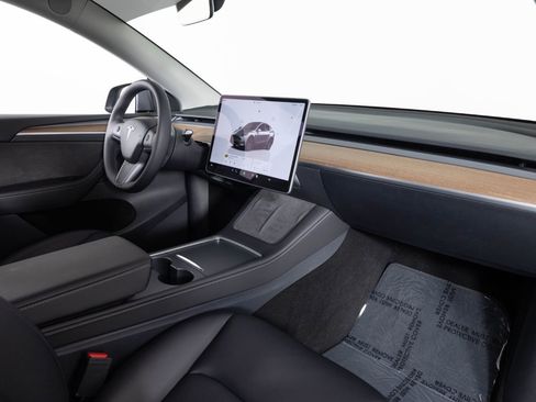 Used 2025 Tesla Model Y Long Range image 26