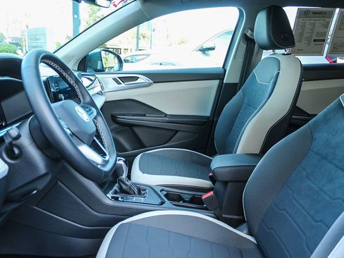 Used 2025 Volkswagen Taos SE w/ Panoramic Sunroof Package FWD image 18