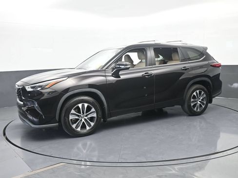 Used 2022 Toyota Highlander XLE FWD image 2