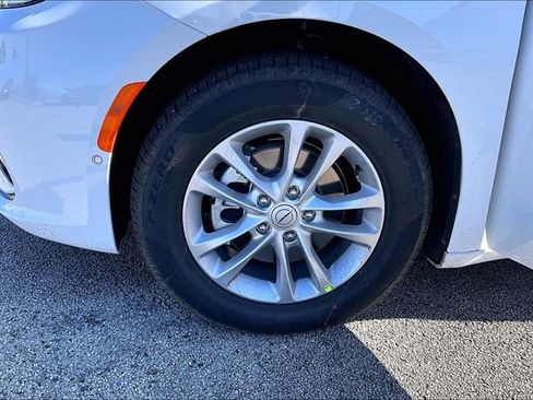 New 2026 Chrysler Pacifica Select image 12