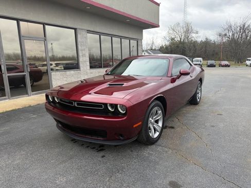 Used 2019 Dodge Challenger SXT image 2