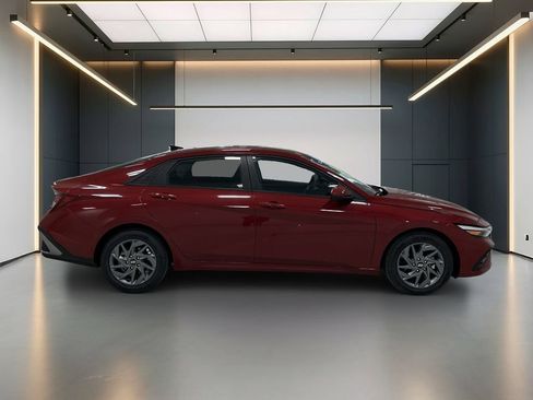 Certified 2024 Hyundai Elantra SEL FWD image 8