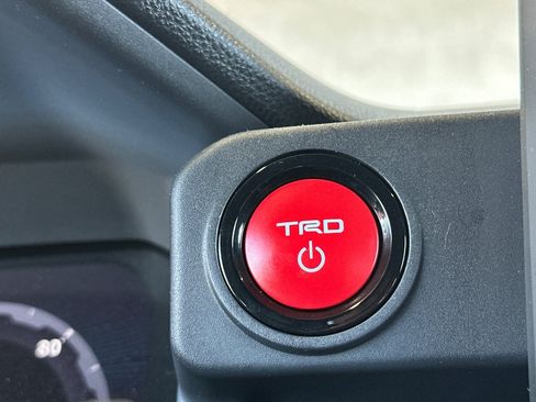 Certified 2025 Toyota Tacoma TRD Off-Road AWD/4WD image 20