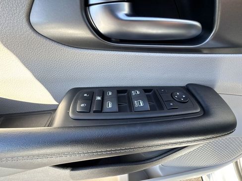 Used 2023 Chrysler Pacifica Touring-L FWD image 13