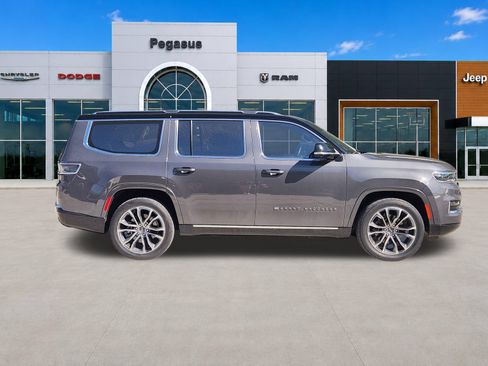Used 2024 Jeep Grand Wagoneer Series III w/ Rear Seat Video Group 1 AWD/4WD image 7