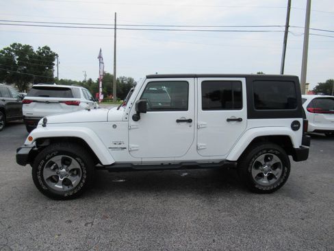 Used 2018 Jeep Wrangler Unlimited Sahara w/ Connectivity Group AWD/4WD image 2