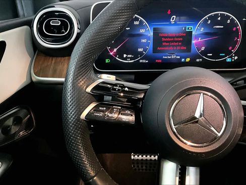 Used 2023 Mercedes-Benz GLC 300 4MATIC image 24